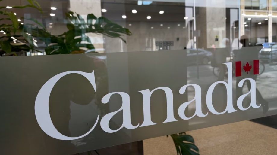 加拿大联邦政府裁员全面启动：1.8 万公务员收到调整通知