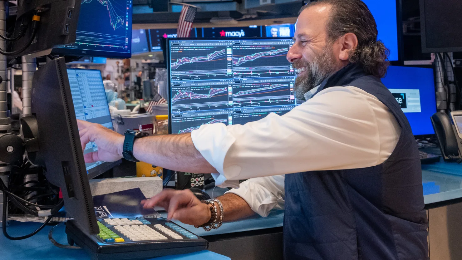 道指大涨逾500点，交易员无视贵金属与比特币暴跌