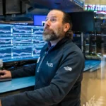 Read more about the article 道指收涨逾350点，软件板块从AI冲击抛售中反弹 | AiF 财经日报