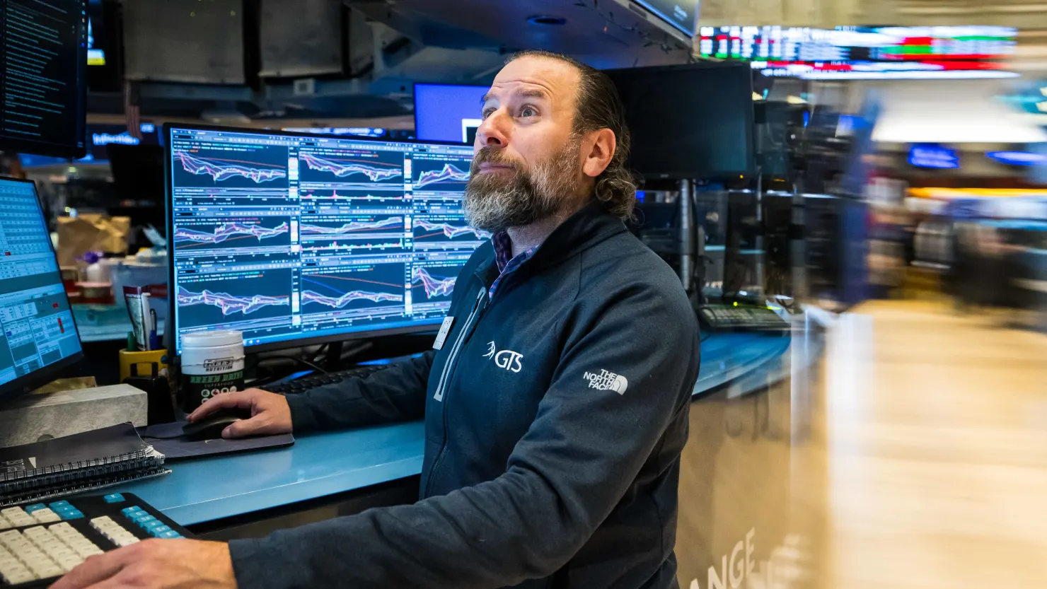 道指收涨逾350点，软件板块从AI冲击抛售中反弹