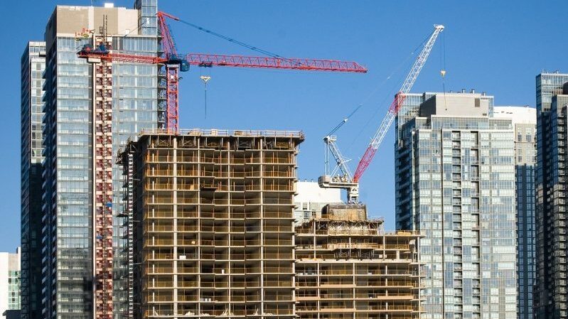 多伦多期房市场危机加剧，2026年预计2.8万套公寓集中完工。公寓价格较2022年高点下跌约25%，部分买家面临银行估值低于合同价的融资缺口与法律风险。