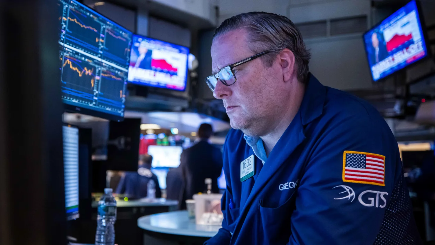 道指下跌800点，人工智能担忧与关税消息叠加，市场短线承压