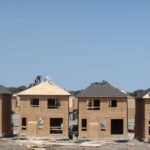 Read more about the article 楼花跌麻了，新房销量创45年低点：开发商推出“新房价格保护”应对房价下跌 | AiF insight