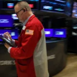 Read more about the article 道指收跌逾400点，盘中一度暴跌1,200点，美伊冲突引发剧烈波动 | AiF 财经日报