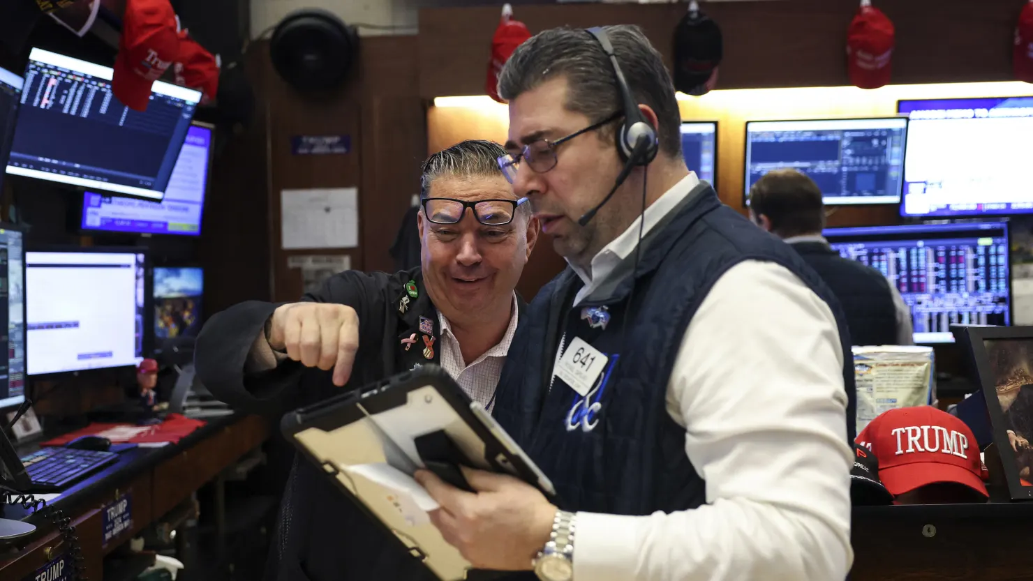 标普500周一反弹，结束连续三周下跌，油价小幅回落 周一，美股上涨，同时油价有所回落。华尔街在经历连续一周下跌后试图反弹，投资者仍在关注伊朗战争的最新进展。