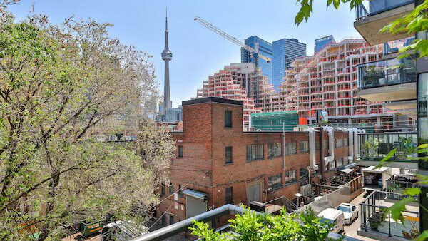 多伦多公寓价格跌回2017年：买家观望，卖家降价求成交