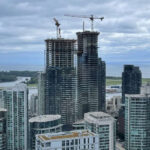Read more about the article 多伦多房市降温：成交量暴跌57%，买家等待真正底部 | AiF insight