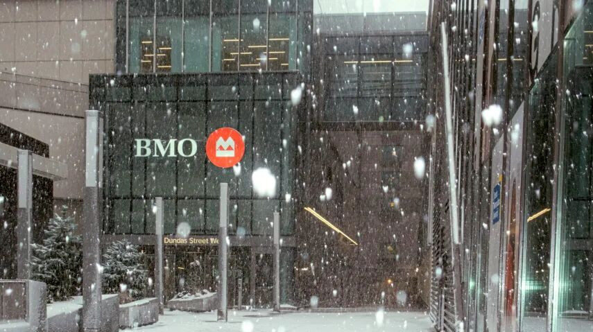 BMO指出加拿大房价在通胀调整后9年未上涨，当前正经历90年代以来最大调整，市场或至2029年才恢复。