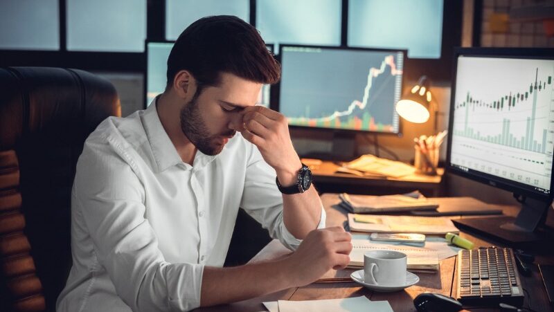 加拿大投资监管机构 (CIRO) 更新指南，允许折扣经纪商提供警示、通知及样本投资组合等决策支持。了解监管层如何定义“建议”与“信息”，以及这对专业财务顾问的市场定位有何影响。