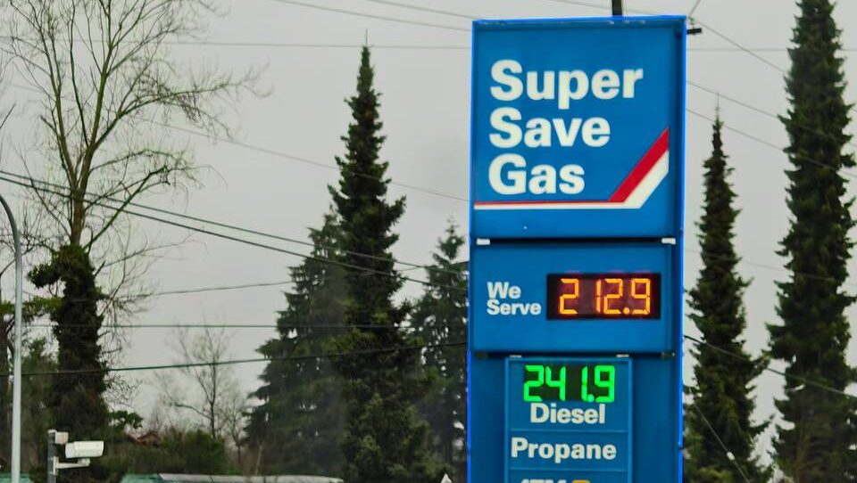 加拿大油价逼近$1.70/L：中东冲突推高成本，生活压力进一步上升