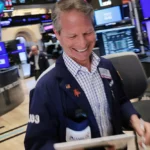 Read more about the article 道指暴涨1300点创2025年4月以来最大单日涨幅，美伊停火推动油价大跌 | AiF 财经日报