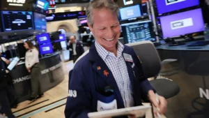 道指暴涨1300点创2025年4月以来最大单日涨幅，美伊停火推动油价大跌