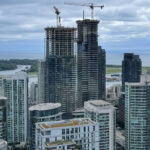 Read more about the article 多伦多公寓价格暴跌：预售买家损失惨重，数千人陷入资金危机 | AiF insight