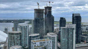 多伦多公寓价格暴跌导致预售买家面临最高12万加元资金缺口，房价回落约25%，数千人陷入财务困境。