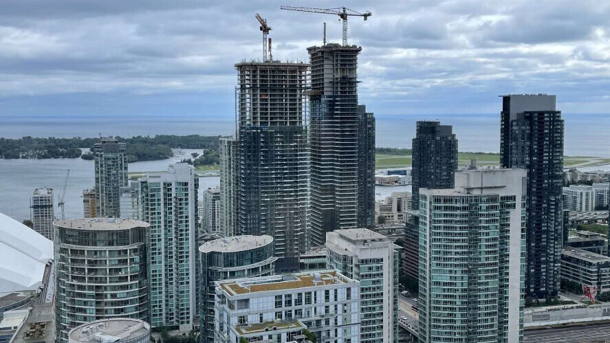 多伦多公寓价格暴跌导致预售买家面临最高12万加元资金缺口，房价回落约25%，数千人陷入财务困境。